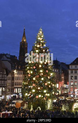 (181126) -- STRASBURGO, 26 novembre 2018 -- foto scattata il 24 novembre 2018 mostra il mercatino di Natale a Strasburgo, in Francia. Quest'anno il mercatino di Natale a Strasburgo si terrà dal 23 novembre al 30 dicembre. ) FRANCIA-STRASBURGO-MERCATINO DI NATALE GenevievexEngel PUBLICATIONxNOTxINxCHN Foto Stock