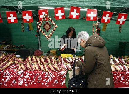 (181126) -- BERNA, 26 novembre 2018 -- Una donna compra cipolle all'annuale Zibelemaerit di Berna, Svizzera, 26 novembre 2018. Lo Zibelemaerit (mercato delle cipolle) è un tradizionale festival di un giorno che si tiene il quarto lunedì di novembre dall'inizio del XV secolo. Gli agricoltori dell'area circostante portarono circa 57 tonnellate di cipolle e aglio nella capitale per venderli. (Hxy) SVIZZERA-BERNA-MERCATO DELLE CIPOLLE-FESTIVAL RubenxSprich PUBLICATIONxNOTxINxCHN Foto Stock