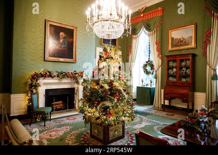 (181126) -- WASHINGTON, 26 novembre 2018 -- The Green Room è stata vista decorata per Natale durante l'Anteprima stampa di Natale del 2018 alla Casa Bianca di Washington D.C., negli Stati Uniti, il 26 novembre 2018. ) U.S.-WASHINGTON D.C.-WHITE HOUSE-CHRISTMAS-PREPARATION TINGXSHEN PUBLICATIONXNOTXINXCHN Foto Stock