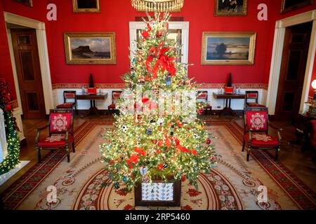 (181126) -- WASHINGTON, 26 novembre 2018 -- la stanza rossa è vista decorata per Natale durante l'Anteprima stampa di Natale del 2018 alla Casa Bianca di Washington D.C., negli Stati Uniti il 26 novembre 2018. ) U.S.-WASHINGTON D.C.-WHITE HOUSE-CHRISTMAS-PREPARATION TINGXSHEN PUBLICATIONXNOTXINXCHN Foto Stock