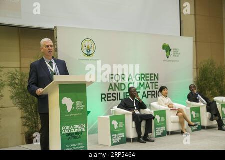 (181126) -- KIGALI, 26 novembre 2018 -- Frank Rijsberman (1st L), Direttore generale dell'organizzazione intergovernativa Global Green Growth Institute, parla all'Africa Green Growth Forum a Kigali, capitale del Ruanda, il 26 novembre 2018. I paesi africani dovrebbero considerare prioritaria la crescita verde e lo sviluppo resiliente al clima per il continente, esperti e responsabili politici hanno affermato lunedì al Forum inaugurale Africa Green Growth di Kigali . ) RUANDA-KIGALI-AFRICA GREEN GROWTH FORUM CYRILXNDEGEYA PUBLICATIONXNOTXINXCHN Foto Stock