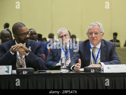 (181126) -- KIGALI, 26 novembre 2018 -- David King (R, Front), consigliere speciale del presidente ruandese, parla all'Africa Green Growth Forum a Kigali, capitale del Ruanda, il 26 novembre 2018. I paesi africani dovrebbero considerare prioritaria la crescita verde e lo sviluppo resiliente al clima per il continente, esperti e responsabili politici hanno affermato lunedì al Forum inaugurale Africa Green Growth di Kigali . ) RUANDA-KIGALI-AFRICA GREEN GROWTH FORUM CYRILXNDEGEYA PUBLICATIONXNOTXINXCHN Foto Stock