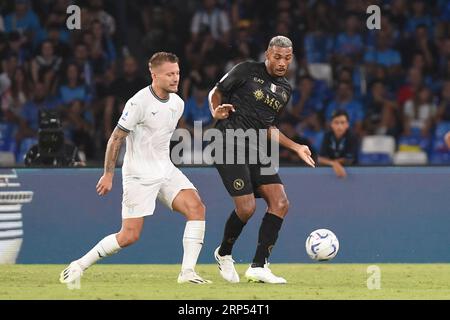 Napoli, Italia. 2 settembre 2023. Ciro immobile della SS Lazio gareggia per la palla con Juan Jesus della SSC Napoli durante la partita di serie A tra SSC Napoli e SS Lazio allo Stadio Diego Armando Maradona Napoli Italia il 02 settembre 2023. Credito: Franco Romano/Alamy Live News Foto Stock