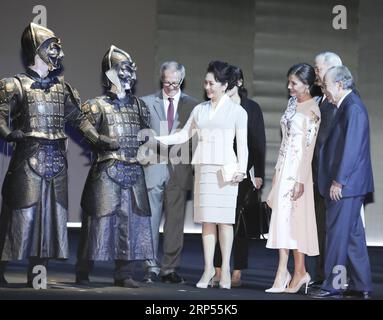 (181128) -- MADRID, 28 novembre 2018 -- moglie del presidente cinese Xi Jinping, Peng Liyuan (terza R, fronte), parla con gli artisti dell'opera Turandot durante la sua visita al Teatro Real (Teatro reale), accompagnata dalla regina Letizia di Spagna, a Madrid, Spagna, 28 novembre 2018. ) SPAGNA-MADRID-PENG LIYUAN-TEATRO REAL DINGXLIN PUBLICATIONXNOTXINXCHN Foto Stock