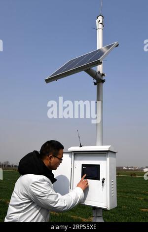 (181129) -- PECHINO, 29 novembre 2018 (Xinhua) -- Un tecnico dell'ufficio agricolo e forestale controlla le informazioni sul campo di grano su un monitor di telerilevamento nella contea di Wenxian, provincia di Henan, Cina centrale, 8 marzo 2018. (Xinhua/Zhu Xiang) Xinhua Headlines: Big data Reshaping Harvest for Chinese Farmers PUBLICATIONxNOTxINxCHN Foto Stock