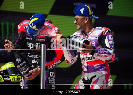 Circuit de Barcelona, Barcellona, Catalogna, Spagna. 3 settembre 2023. 2023 MotoGP di Catalunya Race Day; cerimonia del podio; (L-R) 1° posto Aleix Espargaro dell'Aprilia Racing Team e 3° posto Jorge Martin della prima Pramac Racing festeggiano sul podio credito: Action Plus Sports/Alamy Live News Foto Stock