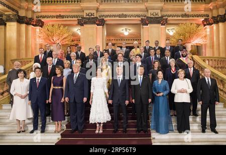 (181130) -- BUENOS AIRES, 30 novembre 2018 -- il presidente cinese Xi Jinping (4a R, prima fila) e sua moglie Peng Liyuan (3a R, prima fila) si sono potuti per foto di gruppo con i leader stranieri e i loro coniugi a Buenos Aires, Argentina, 30 novembre 2018. XI Jinping è arrivato qui giovedì sera per partecipare al vertice del 13° gruppo dei 20 (G20) e fare una visita di stato in Argentina. ) (GXN) ARGENTINA-BUENOS AIRES-XI JINPING-PENG LIYUAN-FOTO DI GRUPPO LIXXUEREN PUBLICATIONXNOTXINXCHN Foto Stock