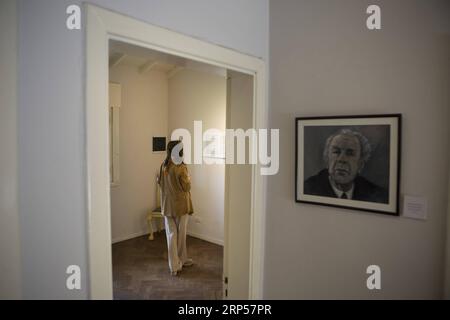 (181202) -- BUENOS AIRES, 2 dicembre 2018 -- Una donna visita la Fondazione internazionale Jorge Luis Borges ad Adrogue, a 26 km dalla capitale argentina Buenos Aires, il 16 novembre 2018. La leggenda letteraria Jorge Luis Borges è considerato il più grande scrittore argentino e una figura imponente della letteratura del XX secolo, meglio conosciuta per i racconti poetici e puzzle che esplorano un mondo di sogni, filosofia e religione. Usò allusioni cinesi come il sogno della farfalla del filosofo Chuang Tzu e la grande Muraglia nelle sue opere. E in effetti aveva un caro canna da pittura cinese nella sua proprietà Foto Stock