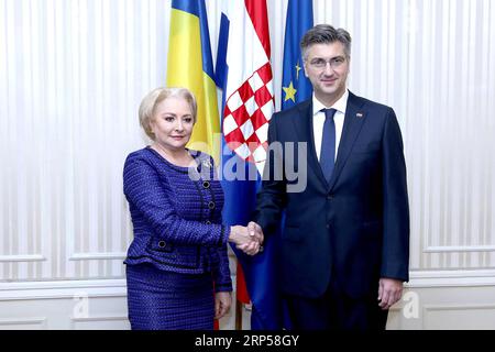 (181203) -- ZAGABRIA, 3 dicembre 2018 -- il primo ministro croato Andrej Plenkovic (R) incontra il primo ministro rumeno Viorica Dancila a Zagabria, Croazia, il 3 dicembre 2018. Il vertice di due giorni dell'iniziativa centroeuropea (CEI) è iniziato qui lunedì. I primi ministri di sei nazioni europee e altri alti rappresentanti sono venuti a discutere questioni di sicurezza e di economia. ) CROAZIA-ZAGABRIA-INIZIATIVA DELL'EUROPA CENTRALE-VERTICE PATRIKXMACEK PUBLICATIONXNOTXINXCHN Foto Stock