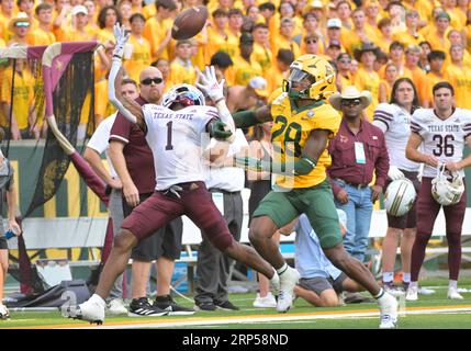 Waco, Texas, USA. 2 settembre 2023. Il wide receiver dei Texas State Bobcats Ashtyn Hawkins (1) passa per un passaggio contro la safety dei Baylor Bears Devyn Bobby (28) durante la prima metà della partita di football NCAA tra i Texas State Bobcats e i Baylor Bears al McLane Stadium di Waco, Texas. Matthew Lynch/CSM/Alamy Live News Foto Stock