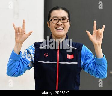 (181204) -- TIANJIN, 4 dicembre 2018 -- Huo Jinghong, il discendente di quinta generazione di Huo Yuanjia, un maestro di arti marziali cinesi, dimostra salute Qigong, un'arte marziale tradizionale combinata con la meditazione, per gli studenti dell'Università di commercio di Tianjin a Tianjin, Cina settentrionale, 26 novembre 2018. Come discendente di Huo Yuanjia, uno dei maestri di arti marziali più venerati della Cina, Huo Jinghong, 41 anni, iniziò a praticare arti marziali all'età di 5 anni. Dopo la laurea presso la Wushu School dell'Università dello Sport di Pechino in Major of Wushu routine, Huo ha iniziato la sua carriera come insegnante di palestra dell'Università di Tianjin Foto Stock