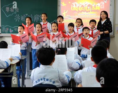 (181204) -- TIANJIN, 4 dicembre 2018 (Xinhua) -- gli studenti imparano la Costituzione attraverso la lettura presso la Tianjin Experimental Primary School nel comune di Tianjin nella Cina settentrionale, 4 dicembre 2018, il quinto giorno della Costituzione cinese. (Xinhua/Liu Dongyue) (gxn) CHINA-CONSTITUTION DAY-EDUCATION (CN) PUBLICATIONxNOTxINxCHN Foto Stock