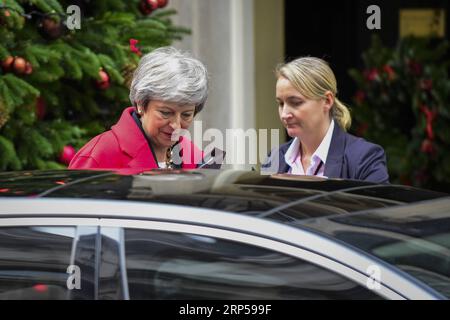 (181204) -- LONDRA, 4 dicembre 2018 -- il primo ministro britannico Theresa May (L) lascia 10 Downing Street a Londra, Gran Bretagna, il 4 dicembre 2018. Martedì i deputati britannici hanno votato con 311 voti a favore 293 per trovare ministri disprezzati nei confronti del parlamento per la loro mancata pubblicazione della consulenza legale completa sull'accordo Brexit. BRITAIN-LONDON-BREXIT CONSULENZA LEGALE StephenxChung PUBLICATIONxNOTxINxCHN Foto Stock