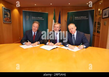 (181206) -- DUBLINO, 6 dicembre 2018 () -- il direttore esecutivo del programma alimentare mondiale (WFP) David Beasley (L), il ministro irlandese dell'agricoltura, dell'alimentazione e del mare Michael Creed (C) e Ciaran Cannon, ministro di Stato irlandese per la diaspora e lo sviluppo internazionale, partecipano a una cerimonia di firma a Dublino, in Irlanda, il 5 dicembre 2018. Mercoledì l'Irlanda ha impegnato 70 milioni di euro (circa 79 milioni di dollari USA) in finanziamenti al WFP nei prossimi tre anni. () (zxj) IRLANDA-DUBLINO-WFP-CERIMONIA DI FIRMA DELL'ACCORDO Xinhua PUBLICATIONxNOTxINxCHN Foto Stock