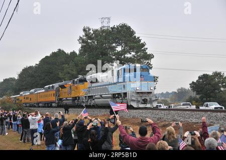 (181206) -- HOUSTON, 6 dicembre 2018 -- le persone si allineano lungo il percorso ferroviario per piangere il defunto ex presidente degli Stati Uniti George H.W. Bush a Houston, Texas, Stati Uniti, il 6 dicembre 2018. I resti di Bush sono stati portati in treno giovedì da Houston al luogo di sepoltura dietro la George H.W. Bush Presidential Library and Museum presso la Texas A&M University. George H.W. Bush, il 41° presidente degli Stati Uniti, è morto il 30 novembre all'età di 94 anni. ) U.S.-HOUSTON-GEORGE H.W. BUSH-TRAIN-BURIAL LIUXLIWEI PUBLICATIONXNOTXINXCHN Foto Stock