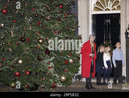 (181207) -- LONDRA, 7 dicembre 2018 -- il primo ministro britannico Theresa May partecipa all'accensione delle luci dell'albero di Natale fuori dal 10 Downing Street con tre figli a Londra, in Gran Bretagna, il 6 dicembre 2018. ) (ZXJ) BRITAIN-LONDON-THERESA MAY-CHRISTMAS TREE LIGHT-SWITCH ON HANXYAN PUBLICATIONXNOTXINXCHN Foto Stock