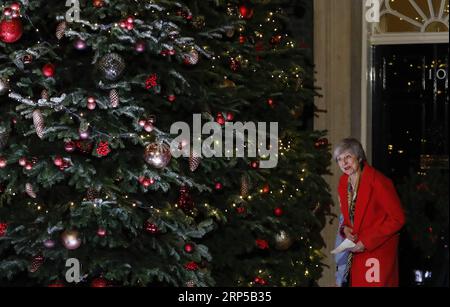 (181207) -- LONDRA, 7 dicembre 2018 -- il primo ministro britannico Theresa May partecipa all'accensione delle luci dell'albero di Natale fuori dal 10 Downing Street con tre figli a Londra, in Gran Bretagna, il 6 dicembre 2018. ) (ZXJ) BRITAIN-LONDON-THERESA MAY-CHRISTMAS TREE LIGHT-SWITCH ON HANXYAN PUBLICATIONXNOTXINXCHN Foto Stock