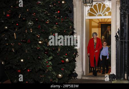 (181207) -- LONDRA, 7 dicembre 2018 -- il primo ministro britannico Theresa May partecipa all'accensione delle luci dell'albero di Natale fuori dal 10 Downing Street con tre figli a Londra, in Gran Bretagna, il 6 dicembre 2018. ) (ZXJ) BRITAIN-LONDON-THERESA MAY-CHRISTMAS TREE LIGHT-SWITCH ON HANXYAN PUBLICATIONXNOTXINXCHN Foto Stock