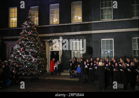 (181207) -- LONDRA, 7 dicembre 2018 -- il primo ministro britannico Theresa May partecipa all'accensione delle luci dell'albero di Natale fuori dal 10 Downing Street con tre figli a Londra, in Gran Bretagna, il 6 dicembre 2018. ) (ZXJ) BRITAIN-LONDON-THERESA MAY-CHRISTMAS TREE LIGHT-SWITCH ON HANXYAN PUBLICATIONXNOTXINXCHN Foto Stock