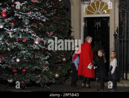 (181207) -- LONDRA, 7 dicembre 2018 -- il primo ministro britannico Theresa May se ne va dopo l'accensione delle luci dell'albero di Natale al di fuori del 10 Downing Street con tre figli a Londra, in Gran Bretagna, il 6 dicembre 2018. ) (ZXJ) BRITAIN-LONDON-THERESA MAY-CHRISTMAS TREE LIGHT-SWITCH ON HANXYAN PUBLICATIONXNOTXINXCHN Foto Stock