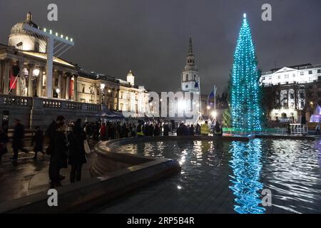 (181207) -- LONDRA, 7 dicembre 2018 -- la tradizionale cerimonia di illuminazione dell'albero di Natale si svolge a Trafalgar Square a Londra, in Gran Bretagna, il 6 dicembre 2018. Dal 1947, la Norvegia invia un albero di Natale in Gran Bretagna come regalo ogni anno per esprimere la gratitudine per l'aiuto offerto dal popolo britannico durante la seconda guerra mondiale. (Zxj) BRITAIN-LONDON-TRAFALGAR SQUARE-CHRISTMAS TREE LIGHTING RayxTang PUBLICATIONxNOTxINxCHN Foto Stock