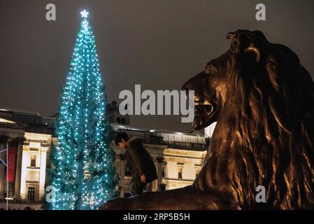 (181207) -- LONDRA, 7 dicembre 2018 -- Un ragazzo gioca vicino all'albero di Natale a Trafalgar Square a Londra, in Gran Bretagna, il 6 dicembre 2018. Dal 1947, la Norvegia invia un albero di Natale in Gran Bretagna come regalo ogni anno per esprimere la gratitudine per l'aiuto offerto dal popolo britannico durante la seconda guerra mondiale. (Zxj) BRITAIN-LONDON-TRAFALGAR SQUARE-CHRISTMAS TREE LIGHTING RayxTang PUBLICATIONxNOTxINxCHN Foto Stock