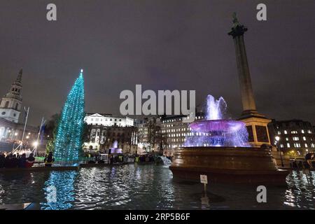 (181207) -- LONDRA, 7 dicembre 2018 -- la tradizionale cerimonia di illuminazione dell'albero di Natale si svolge a Trafalgar Square a Londra, in Gran Bretagna, il 6 dicembre 2018. Dal 1947, la Norvegia invia un albero di Natale in Gran Bretagna come regalo ogni anno per esprimere la gratitudine per l'aiuto offerto dal popolo britannico durante la seconda guerra mondiale. (Zxj) BRITAIN-LONDON-TRAFALGAR SQUARE-CHRISTMAS TREE LIGHTING RayxTang PUBLICATIONxNOTxINxCHN Foto Stock