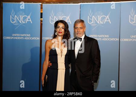 181207 -- NAZIONI UNITE, 7 dicembre 2018 -- l'attore George Clooney R e sua moglie Amal Clooney, un avvocato per i diritti umani, partecipano al 2018 United Nations Correspondents Association UNCA Awards Gala, a New York, negli Stati Uniti, 5 dicembre 2018. wsw un-CORRESPONDENTS ASSOCIATION-AWARDS GALA LixMuzi PUBLICATIONxNOTxINxCHN Foto Stock