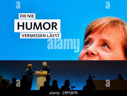 (181208) -- AMBURGO, 8 dicembre 2018 -- la cancelliera tedesca Angela Merkel (L, Rear) guarda un cortometraggio su di sé durante la conferenza del partito dell'Unione Cristiana Democratica (CDU) ad Amburgo, Germania, il 7 dicembre 2018. Annegret Kramp-Karrenbauer è stato eletto nuovo presidente dell'Unione Cristiano Democratica (CDU) al 31° congresso nazionale del partito qui venerdì, succedendo alla Cancelliera Angela Merkel che ha guidato il partito per 18 anni. GERMANIA-AMBURGO-CDU-PARTY CONFERENCE-KRAMP-KARRENBAUER LIANXZHEN PUBLICATIONXNOTXINXCHN Foto Stock