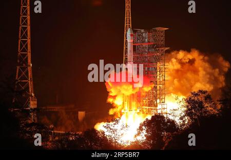 (181208) -- XICHANG, 8 dicembre 2018 -- la Cina lancia la sonda lunare Chang e-4 nel Xichang satellite Launch Center nella provincia del Sichuan nel sud-ovest della Cina, 8 dicembre 2018. Si prevede che la sonda effettuerà il primo atterraggio morbido sul lato lontano della luna. Un lungo razzo March-3B, che trasportava la sonda, tra cui un lander e un rover, partì da Xichang alle 2:23, aprendo un nuovo capitolo nell'esplorazione lunare. I compiti scientifici della missione Chang e-4 includono l'osservazione radioastronomica a bassa frequenza, il rilevamento del terreno e delle forme del terreno, il rilevamento della composizione minerale e la bassa profondità lunare Foto Stock