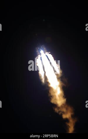 (181208) -- XICHANG, 8 dicembre 2018 -- la Cina lancia la sonda lunare Chang e-4 nel Xichang satellite Launch Center nella provincia del Sichuan nel sud-ovest della Cina, 8 dicembre 2018. Si prevede che la sonda effettuerà il primo atterraggio morbido sul lato lontano della luna. Un lungo razzo March-3B, che trasportava la sonda, tra cui un lander e un rover, partì da Xichang alle 2:23, aprendo un nuovo capitolo nell'esplorazione lunare. I compiti scientifici della missione Chang e-4 includono l'osservazione radioastronomica a bassa frequenza, il rilevamento del terreno e delle forme del terreno, il rilevamento della composizione minerale e la bassa profondità lunare Foto Stock