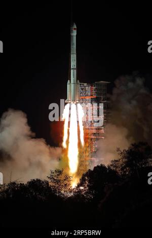 (181208) -- XICHANG, 8 dicembre 2018 -- la Cina lancia la sonda lunare Chang e-4 nel Xichang satellite Launch Center nella provincia del Sichuan nel sud-ovest della Cina, 8 dicembre 2018. Si prevede che la sonda effettuerà il primo atterraggio morbido sul lato lontano della luna. Un lungo razzo March-3B, che trasportava la sonda, tra cui un lander e un rover, partì da Xichang alle 2:23, aprendo un nuovo capitolo nell'esplorazione lunare. I compiti scientifici della missione Chang e-4 includono l'osservazione radioastronomica a bassa frequenza, il rilevamento del terreno e delle forme del terreno, il rilevamento della composizione minerale e la bassa profondità lunare Foto Stock