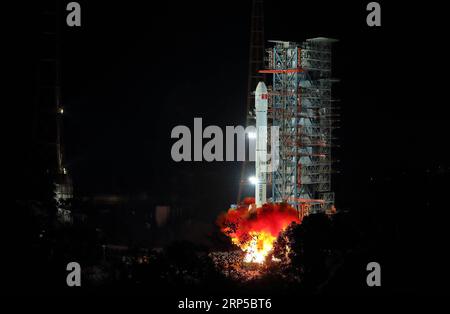 (181208) -- XICHANG, 8 dicembre 2018 -- la Cina lancia la sonda lunare Chang e-4 nel Xichang satellite Launch Center nella provincia del Sichuan nel sud-ovest della Cina, 8 dicembre 2018. Si prevede che la sonda effettuerà il primo atterraggio morbido sul lato lontano della luna. Un lungo razzo March-3B, che trasportava la sonda, tra cui un lander e un rover, partì da Xichang alle 2:23, aprendo un nuovo capitolo nell'esplorazione lunare. I compiti scientifici della missione Chang e-4 includono l'osservazione radioastronomica a bassa frequenza, il rilevamento del terreno e delle forme del terreno, il rilevamento della composizione minerale e la bassa profondità lunare Foto Stock