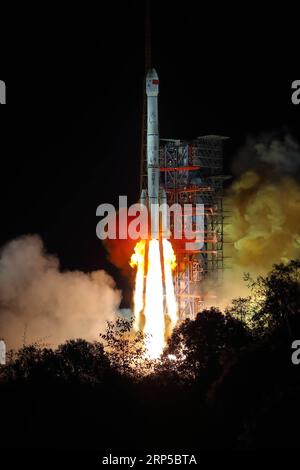 (181208) -- XICHANG, 8 dicembre 2018 -- la Cina lancia la sonda lunare Chang e-4 nel Xichang satellite Launch Center nella provincia del Sichuan nel sud-ovest della Cina, 8 dicembre 2018. Si prevede che la sonda effettuerà il primo atterraggio morbido sul lato lontano della luna. Un lungo razzo March-3B, che trasportava la sonda, tra cui un lander e un rover, partì da Xichang alle 2:23, aprendo un nuovo capitolo nell'esplorazione lunare. I compiti scientifici della missione Chang e-4 includono l'osservazione radioastronomica a bassa frequenza, il rilevamento del terreno e delle forme del terreno, il rilevamento della composizione minerale e la bassa profondità lunare Foto Stock