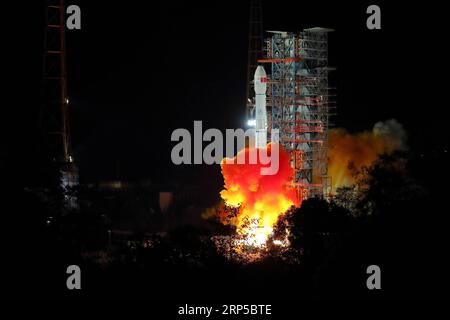 (181208) -- XICHANG, 8 dicembre 2018 -- la Cina lancia la sonda lunare Chang e-4 nel Xichang satellite Launch Center nella provincia del Sichuan nel sud-ovest della Cina, 8 dicembre 2018. Si prevede che la sonda effettuerà il primo atterraggio morbido sul lato lontano della luna. Un lungo razzo March-3B, che trasportava la sonda, tra cui un lander e un rover, partì da Xichang alle 2:23, aprendo un nuovo capitolo nell'esplorazione lunare. I compiti scientifici della missione Chang e-4 includono l'osservazione radioastronomica a bassa frequenza, il rilevamento del terreno e delle forme del terreno, il rilevamento della composizione minerale e la bassa profondità lunare Foto Stock