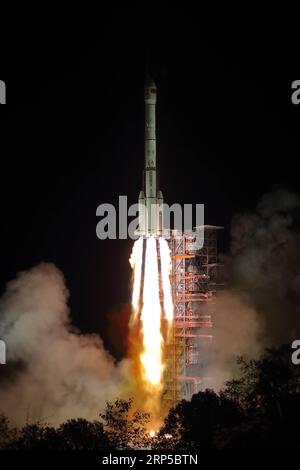 (181208) -- XICHANG, 8 dicembre 2018 -- la Cina lancia la sonda lunare Chang e-4 nel Xichang satellite Launch Center nella provincia del Sichuan nel sud-ovest della Cina, 8 dicembre 2018. Si prevede che la sonda effettuerà il primo atterraggio morbido sul lato lontano della luna. Un lungo razzo March-3B, che trasportava la sonda, tra cui un lander e un rover, partì da Xichang alle 2:23, aprendo un nuovo capitolo nell'esplorazione lunare. I compiti scientifici della missione Chang e-4 includono l'osservazione radioastronomica a bassa frequenza, il rilevamento del terreno e delle forme del terreno, il rilevamento della composizione minerale e la bassa profondità lunare Foto Stock