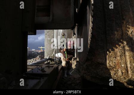 (181207) - CAIRO, 7 dicembre 2018 - Un uomo lavora in una fabbrica di marmo e granito al Cairo, Egitto, il 6 dicembre 2018. A Shaq al-Thu Ban un vasto cluster industriale di marmo e granito vicino alla capitale egiziana il distretto di Maadi del Cairo, circa 40 fabbriche di granito cooperativi cinesi ed egiziani e 30 fabbriche di marmo hanno contribuito in modo significativo a promuovere l'industria nel paese arabo più popoloso. ) La foto è accompagnata dall'articolo intitolato Feature: I macchinari cinesi potenziano l'industria del marmo e del granito in Egitto attraverso una proficua collaborazione. EGITTO-CAIRO-MACCHINARIO CINESE-MARMO E GRANITO GRAPPOLO INDUSTRIALE A Foto Stock