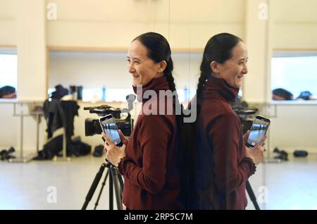 (181208) -- MADRID, 8 dicembre 2018 -- Feng Ying, direttore del National Ballet of China (NBC) guarda i suoi ballerini praticare il flamenco nel Teatro del Canale di Madrid, Spagna, il 7 dicembre 2018. Come parte del Festival Madrid en Danza, il classico balletto della NBC Red Detachment of Women è stato eseguito in Spagna dal 5 al 7 dicembre. Il suo attuale direttore Feng Ying ha anche invitato Aida Gomez, supervisore artistico del Festival Madrid en Danza, ad insegnare ai suoi attori la danza del flamenco. )(yy) SPAGNA-MADRID-NATIONAL BALLET OF CHINA-VISIT GuoxQiuda PUBLICATIONxNOTxINxCHN Foto Stock