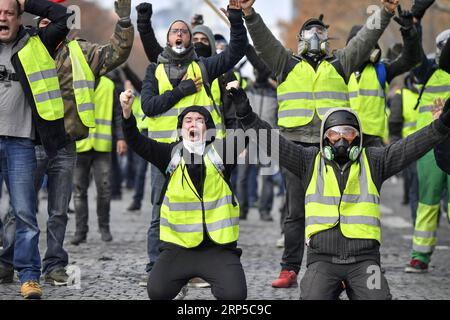 News Themen der Woche KW49 News Bilder des Tages (181208) -- PARIGI, 8 dicembre 2018 -- Gilet gialli manifestanti gridano slogan vicino all'Arco di Trionfo a Parigi, Francia, l'8 dicembre 2018. La polizia antisommossa ha sparato gas lacrimogeni e cannoni ad acqua ai manifestanti Yellow Vests che marciano a Parigi sabato nel quarto week-end, nonostante la serie di concessioni del presidente Emmanuel Macron. ) (yy) FRANCIA-PARIGI- GILET GIALLI -PROTESTA ChenxYichen PUBLICATIONxNOTxINxCHN Foto Stock