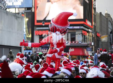 (181208) -- NEW YORK, 8 dicembre 2018 -- un Babbo Natale gonfiabile è visto durante il SantaCon del 2018 a New York, negli Stati Uniti, 8 dicembre 2018. Vestito da Babbo Natale o in costumi festivi, centinaia di persone hanno partecipato al SantaCon 2018 sabato, godendosi l'atmosfera natalizia e raccogliendo fondi per beneficenza. ) U.S.-NEW YORK-2018 SANTACON WangxYing PUBLICATIONxNOTxINxCHN Foto Stock