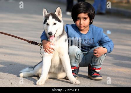 (181209) -- PECHINO, 9 dicembre 2018 -- Un ragazzo posa con un Husky durante l'All Breed Dog Show a Islamabad, capitale del Pakistan, il 2 dicembre 2018. ) XINHUA FOTO SCELTE SETTIMANALI AhmadxKamal PUBLICATIONxNOTxINxCHN Foto Stock