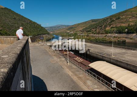 Diga di Régua nel fiume Douro in Portogallo Foto Stock