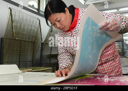 (181209) -- SONGXI, 9 dicembre 2018 (Xinhua) -- un artista si prepara a fare una stampa in legno nella contea di Songxi, nella provincia del Fujian della Cina sudorientale, 9 dicembre 2018. Gli artisti popolari locali della stampa in legno hanno dedicato la promozione della forma d'arte tradizionale negli ultimi anni. (Xinhua/Zhang Guojun)(mp) CHINA-FUJIAN-SONGXI-WOOD PRINT (CN) PUBLICATIONxNOTxINxCHN Foto Stock