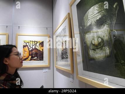 (181209) -- SONGXI, 9 dicembre 2018 (Xinhua) -- Un visitatore guarda opere d'arte di stampe in legno nella contea di Songxi, nella provincia del Fujian della Cina sud-orientale, 9 dicembre 2018. Gli artisti popolari locali della stampa in legno hanno dedicato la promozione della forma d'arte tradizionale negli ultimi anni. (Xinhua/Zhang Guojun)(mp) CHINA-FUJIAN-SONGXI-WOOD PRINT (CN) PUBLICATIONxNOTxINxCHN Foto Stock