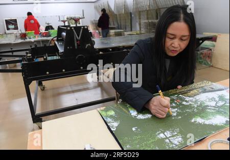 (181209) -- SONGXI, 9 dicembre 2018 (Xinhua) -- bozzetti di artisti popolari per stampe in legno nella contea di Songxi, provincia del Fujian della Cina sudorientale, 9 dicembre 2018. Gli artisti popolari locali della stampa in legno hanno dedicato la promozione della forma d'arte tradizionale negli ultimi anni. (Xinhua/Zhang Guojun)(mp) CHINA-FUJIAN-SONGXI-WOOD PRINT (CN) PUBLICATIONxNOTxINxCHN Foto Stock