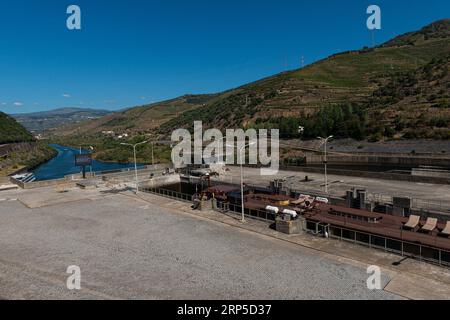 Diga di Régua nel fiume Douro in Portogallo Foto Stock