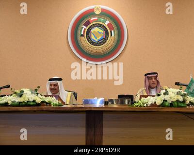 (181209) -- RIYADH, 9 dicembre 2018 -- il segretario generale del Consiglio di cooperazione del Golfo (GCC) Abdul Latif bin Rashid al Zayani (L) e il ministro degli Esteri saudita Adel al-Jubeir partecipano a una conferenza stampa a Riyadh, in Arabia Saudita, il 9 dicembre 2018. Il ministro degli Esteri saudita Adel al-Jubeir ha affermato domenica che l'azione contro il Qatar mira a cambiare la sua politica, ha riferito al Arabiya TV. Al-Jubeir ha tenuto una conferenza stampa dopo la fine del 39° vertice del Consiglio di cooperazione del Golfo (CCG) a Riad. ) VERTICE ARABIA SAUDITA-RIYADH-GCC-CONFERENZA STAMPA TUXYIFAN PUBLICATIONXNOTXINXCHN Foto Stock