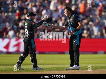 Il neozelandese Tim Seifert (a sinistra) festeggia con il capitano Tim Southee dopo aver preso l'ultima presa per vincere la partita dopo il terzo Vitality IT20 match a Edgbaston, Birmingham. Data foto: Domenica 3 settembre 2023. Foto Stock