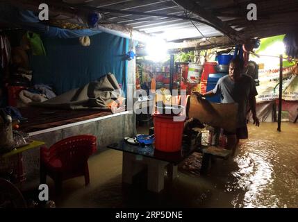 (181210) -- HANOI, 10 dicembre 2018 -- Un uomo del posto riorganizza i suoi beni nella sua casa allagata nella città di Hue, provincia di Thua Thien Hue, Vietnam, 10 dicembre 2018. Le forti piogge degli ultimi tre giorni hanno provocato gravi inondazioni nella regione centrale del Vietnam. (wyo) VIETNAM-REGIONE CENTRALE-INONDAZIONE vna PUBLICATIONxNOTxINxCHN Foto Stock