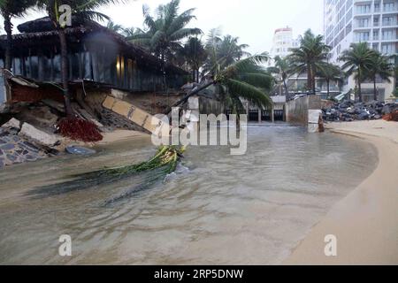 (181210) -- HANOI, 10 dicembre 2018 -- foto scattata il 10 dicembre 2018 mostra alberi di cocco sradicati nella mia spiaggia di Khe a da Nang City, Vietnam. Le forti piogge degli ultimi tre giorni hanno provocato gravi inondazioni nella regione centrale del Vietnam. (wyo) VIETNAM-REGIONE CENTRALE-INONDAZIONE vna PUBLICATIONxNOTxINxCHN Foto Stock